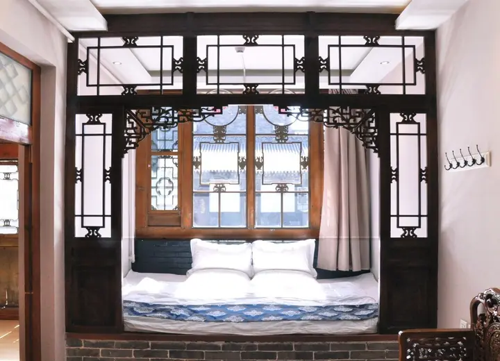 Цзиньчжун: Fly by Knight Pingyao Courtyard