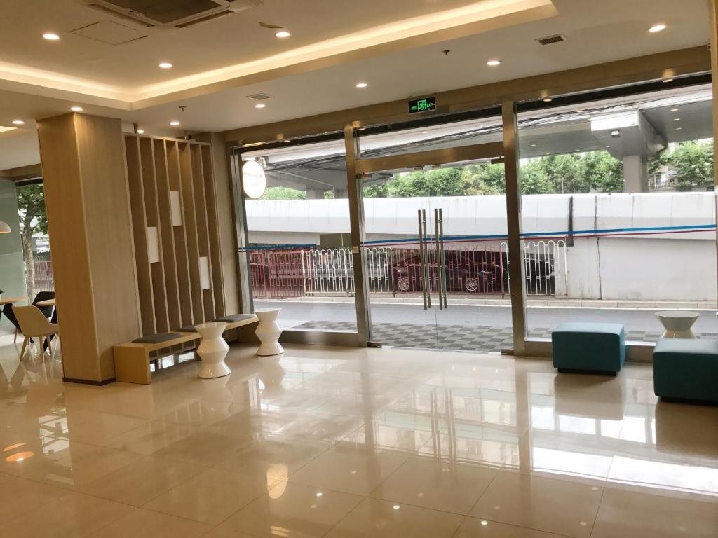 Шанхай: Hanting Hotel Zhenping Road Station New Branch