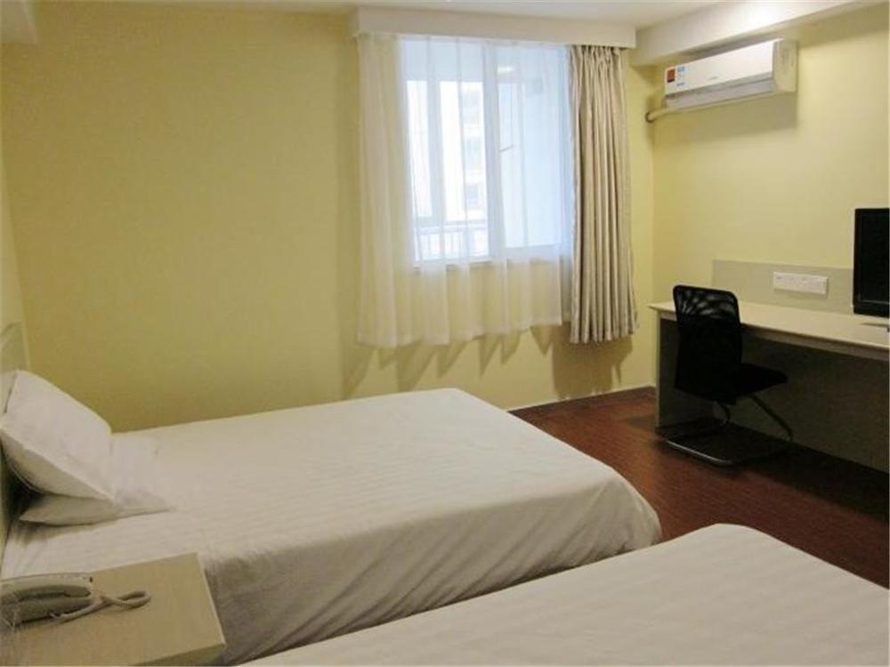 Чанчжоу: GreenTree Inn Express Changzhou Railway Station North Square