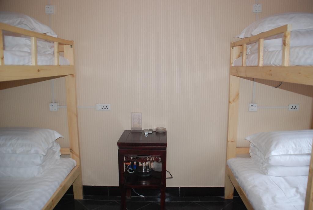 Цзиньчжун: A Piece of Red Cloth Youth Hostel