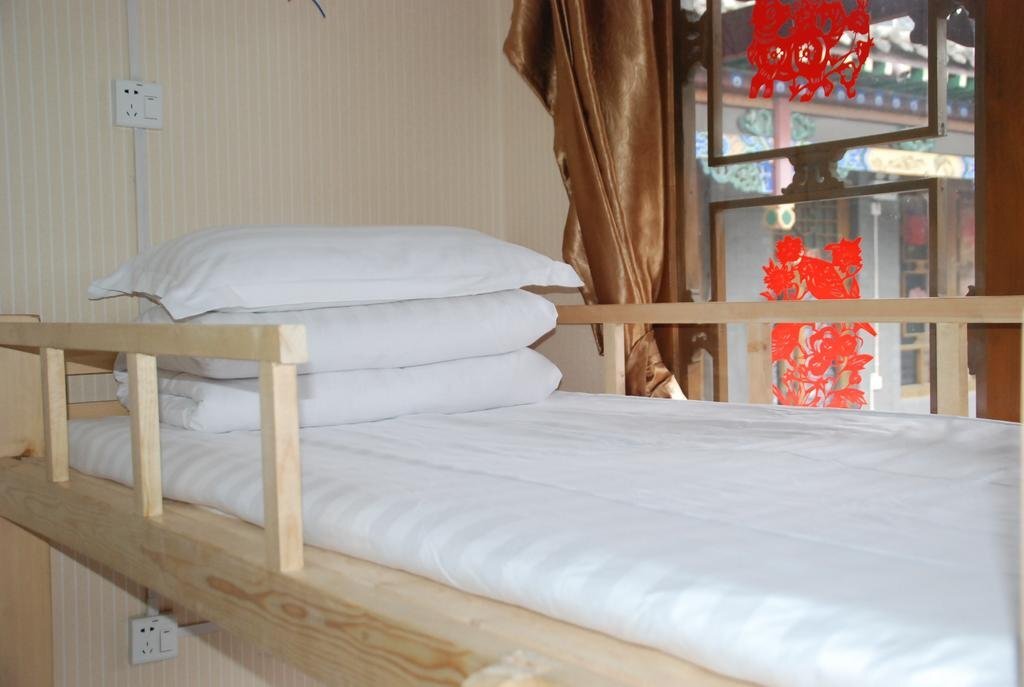 Цзиньчжун: A Piece of Red Cloth Youth Hostel