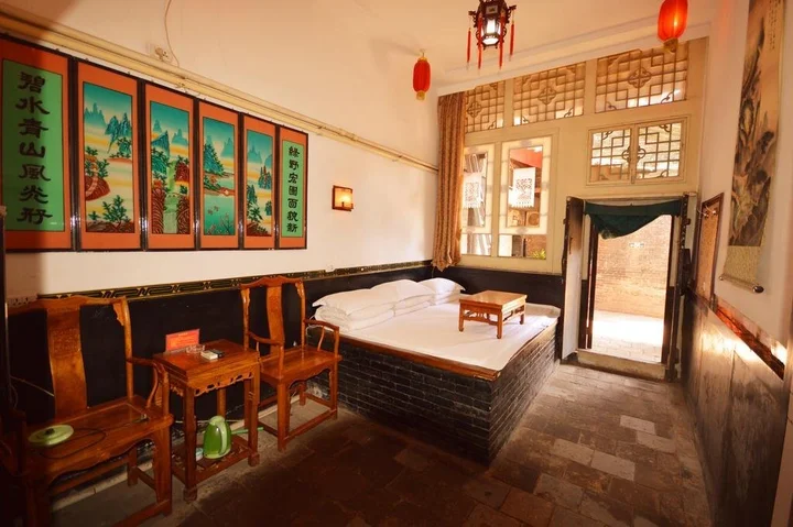 Цзиньчжун: A Piece of Red Cloth Youth Hostel