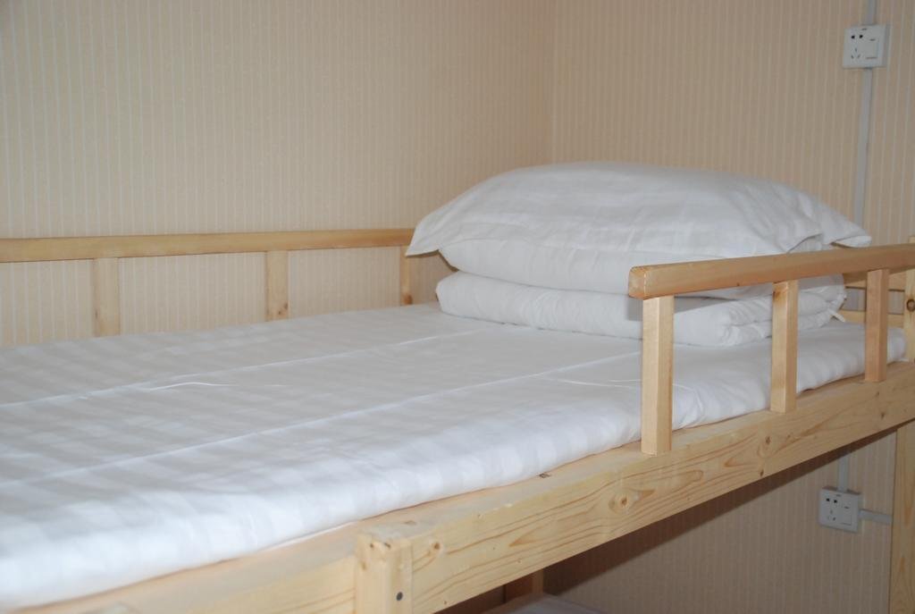 Цзиньчжун: A Piece of Red Cloth Youth Hostel