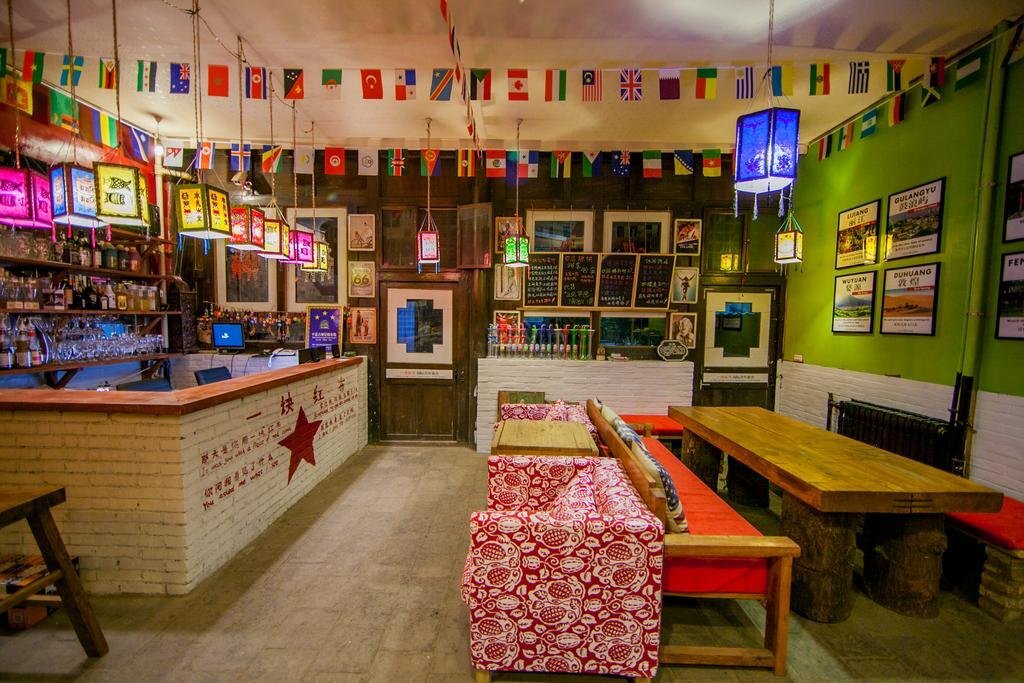 Цзиньчжун: A Piece of Red Cloth Youth Hostel