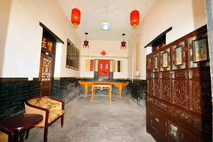 Цзиньчжун: A Piece of Red Cloth Youth Hostel