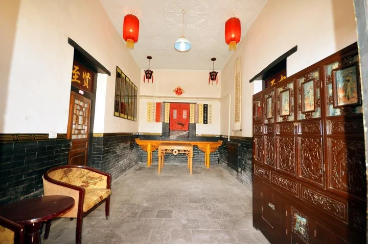 Цзиньчжун: A Piece of Red Cloth Youth Hostel