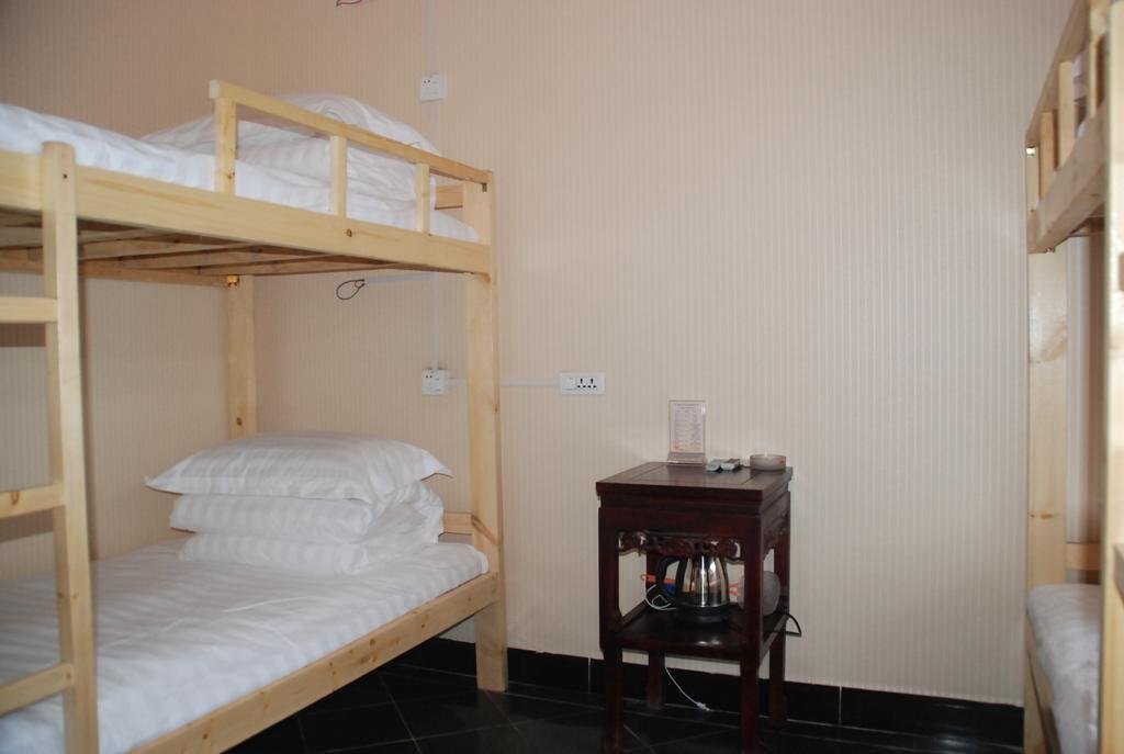 Цзиньчжун: A Piece of Red Cloth Youth Hostel