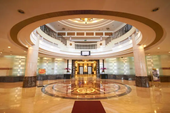 Яньтай: The Center Hotel Yantai