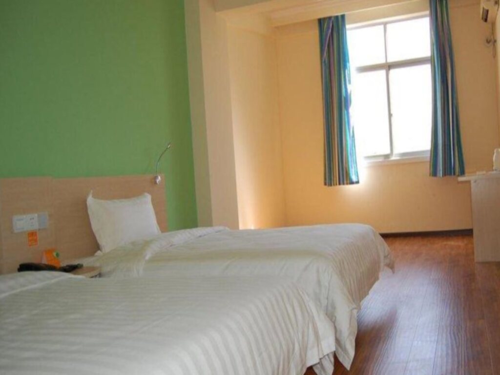 Дали: 7 Days Premium Hotel (Dali Erhai High-speed Railway Station)