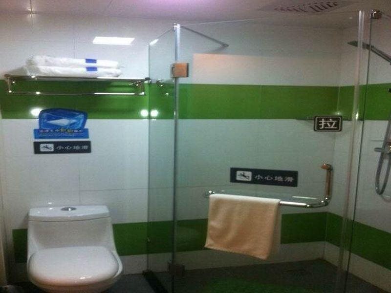 Циндао: 7 Days Inn Haier Industrial Park Baolong Square
