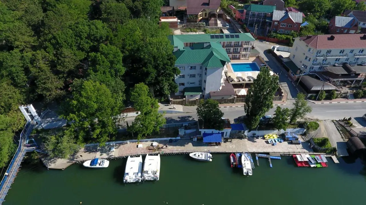 Архипо-Осиповка: Guest House Adel