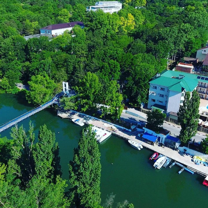 Архипо-Осиповка: Guest House Adel