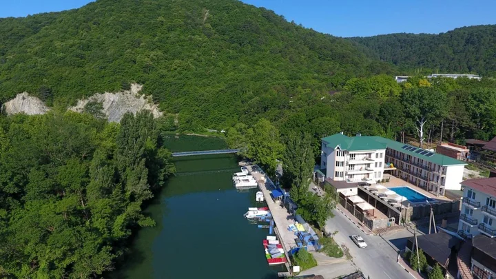 Архипо-Осиповка: Guest House Adel