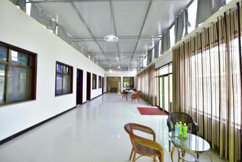 Цзюцюань: Dunhuang Long Men Inn