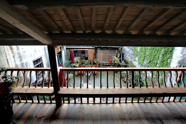 Хуаншань: Huangshan old street courtyard