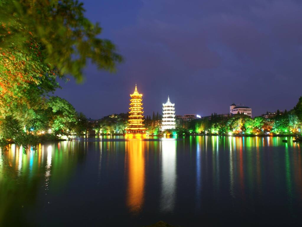 Гуйлинь: Guilin Lakeside Inn