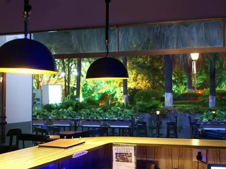 Гуйлинь: Guilin Lakeside Inn