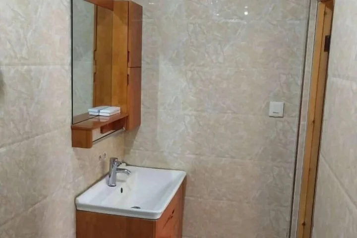 Цзиньчжун: Lv Inn