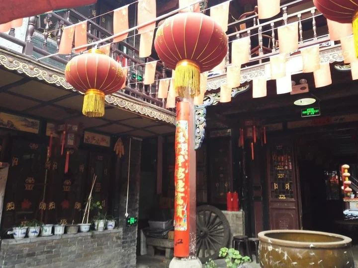 Цзиньчжун: De Sheng Lou Hotel