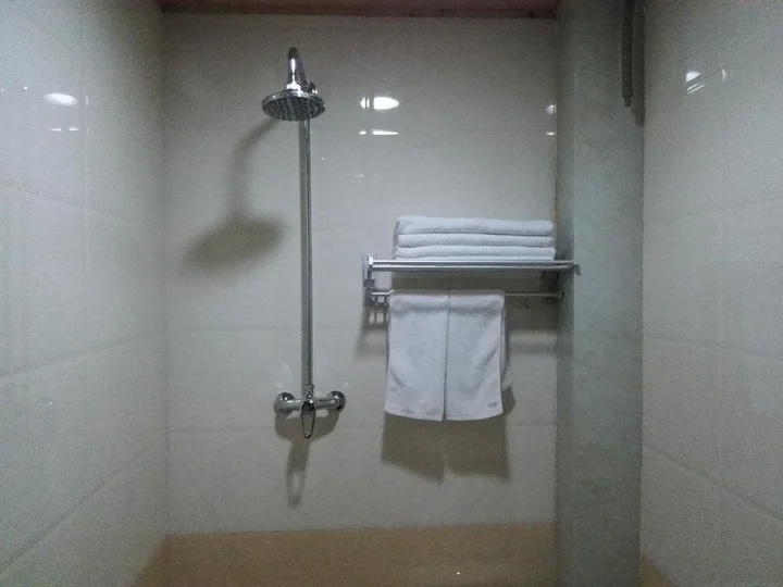 Цзиньчжун: De Sheng Lou Hotel
