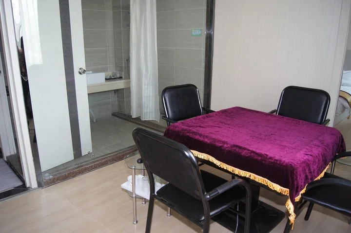 Куньмин: Juli Hotel (Juhua Village Airport Bus Stop)