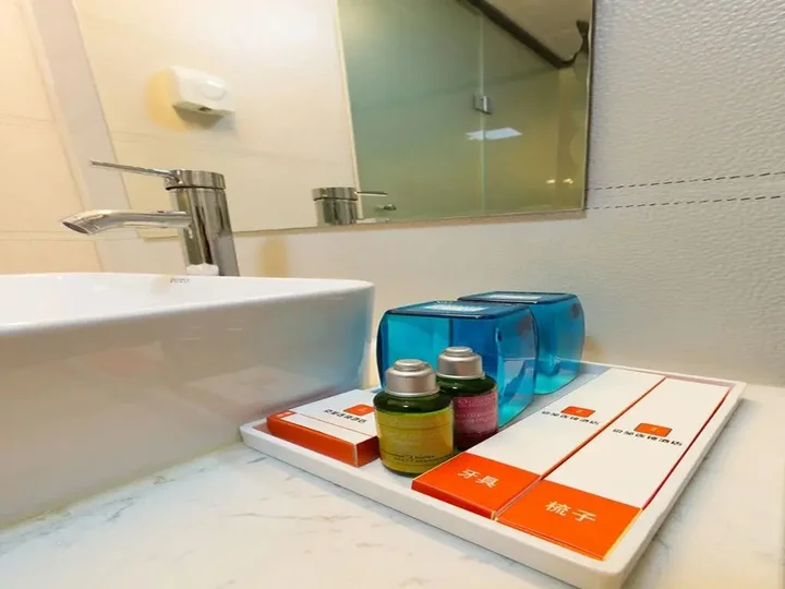 Циндао: H Hotel HongKong Middle Road