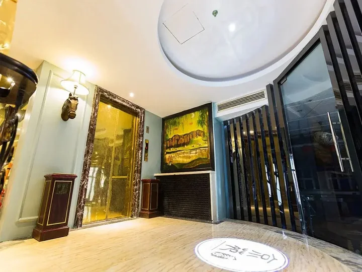 Циндао: H Hotel HongKong Middle Road