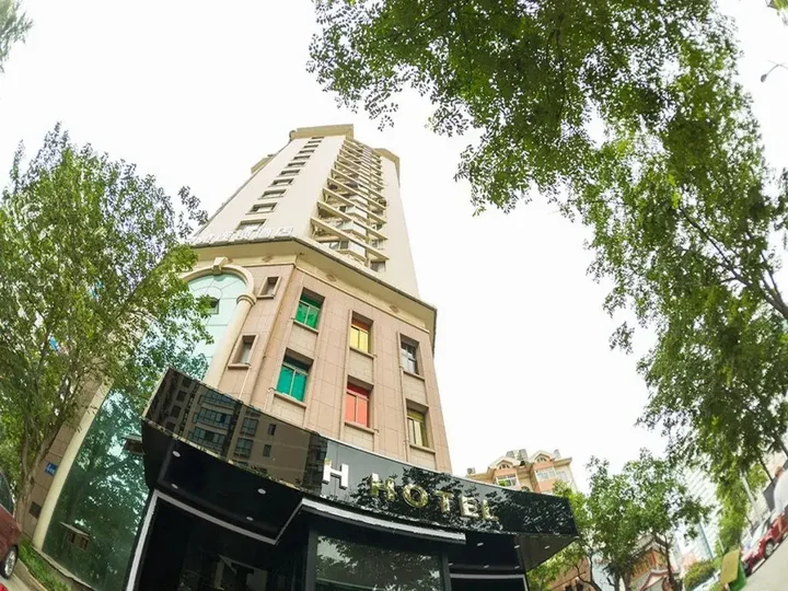 Циндао: H Hotel HongKong Middle Road