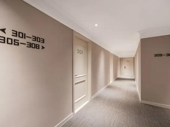 Циндао: H Hotel HongKong Middle Road