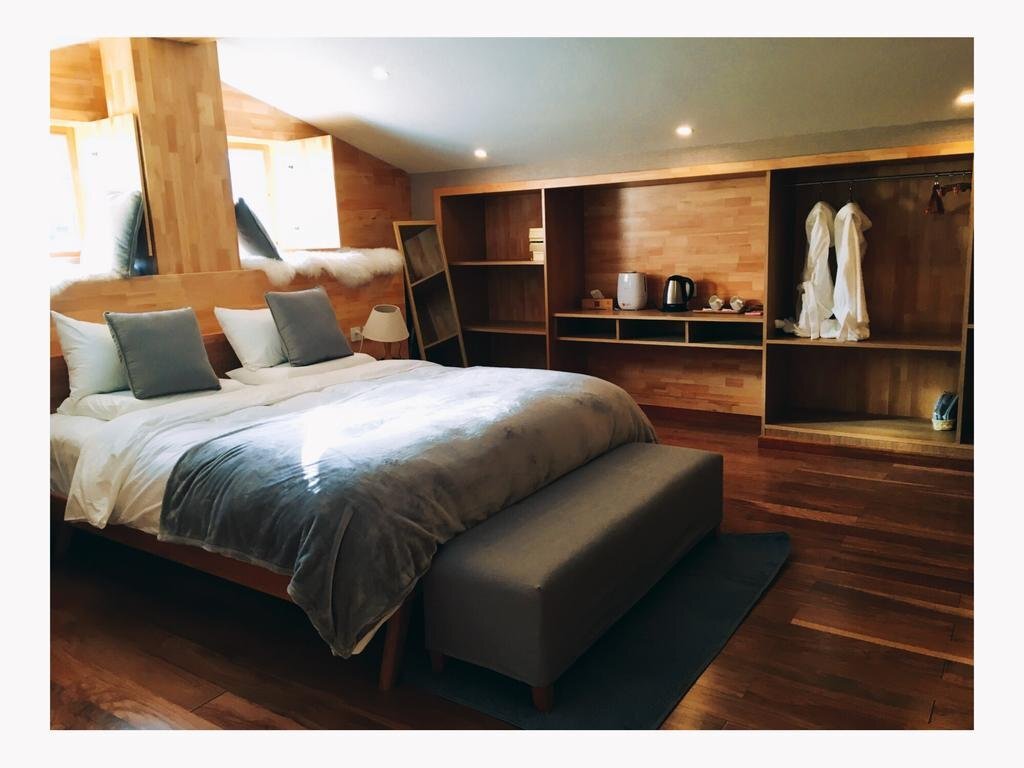Шангри-Ла: Shangri La Wooden Hotel