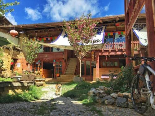 Шангри-Ла: Shangri-La Moon Palace Tibetan Ancient Courtyard Inn