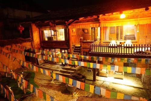 Шангри-Ла: Shangri-La Moon Palace Tibetan Ancient Courtyard Inn