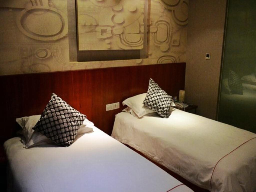 Дунъян: Dongfang Hotel