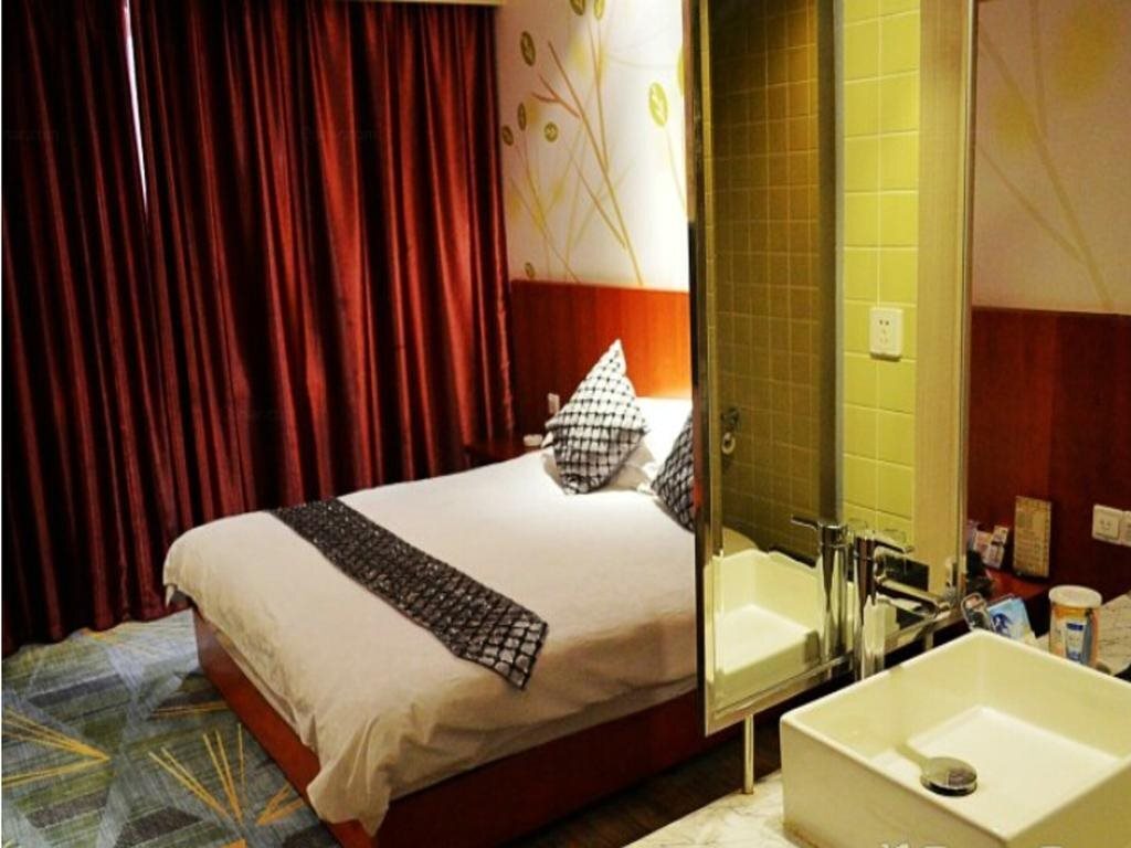 Дунъян: Dongfang Hotel