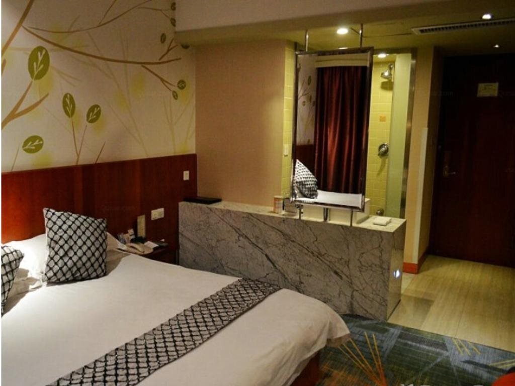 Дунъян: Dongfang Hotel