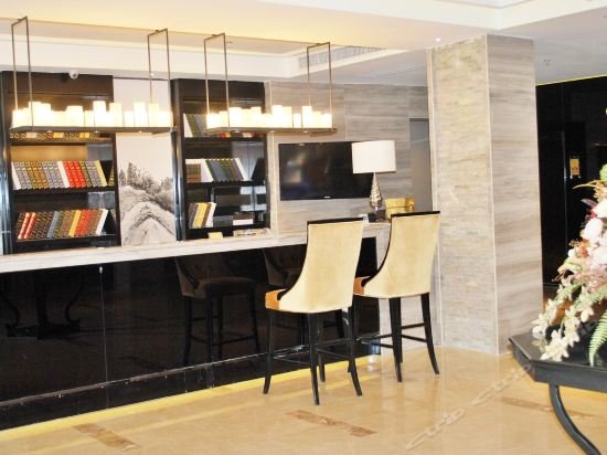 Пуян: Kaitai Business Hotel