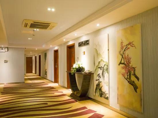 Чжаоцин: Sunshine Holiday Hotel