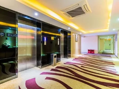 Чжаоцин: Sunshine Holiday Hotel