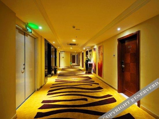 Чжаоцин: Sunshine Holiday Hotel