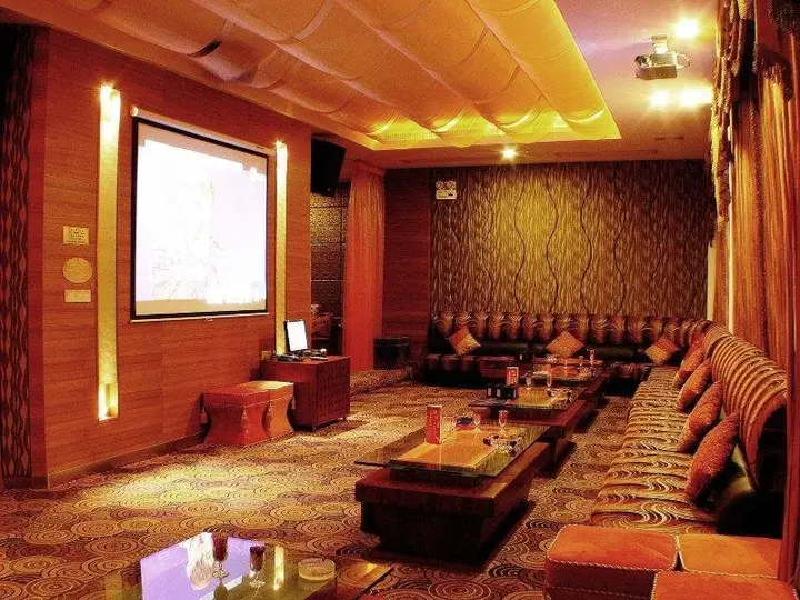 Джиангме: Royal Hotel
