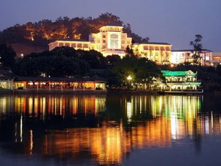 Джиангме: Royal Hotel