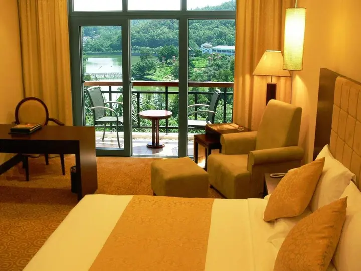 Джиангме: Royal Hotel