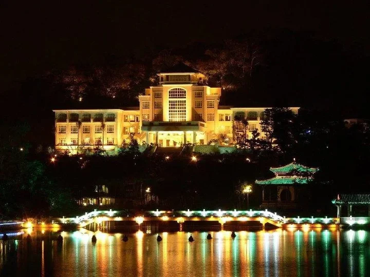 Джиангме: Royal Hotel