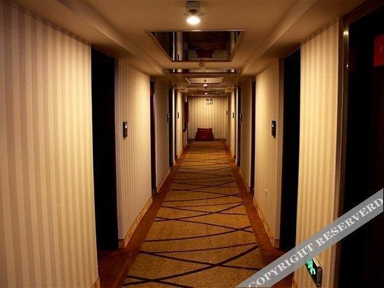 Урумчи: Qilu Bairui Hotel