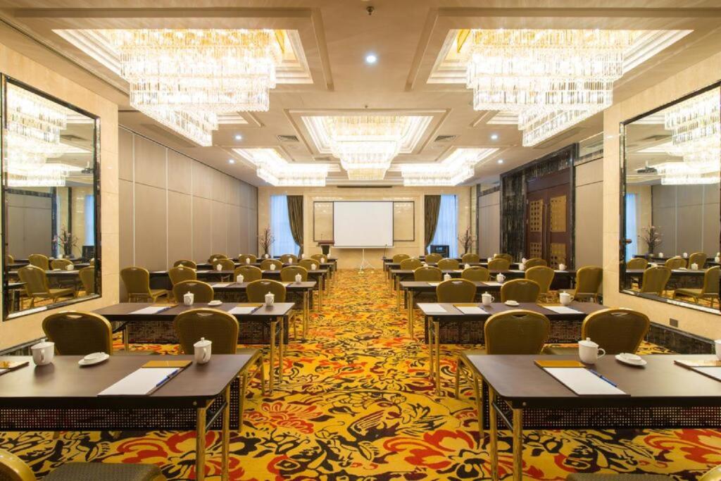 Чэнду: Chengdu Dading Century Hotel