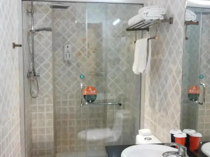 Циндао: GreenTree Alliance Shandong Qingdao Huangdao ZhanGYAnshan Road ZhonGYAng Hotel