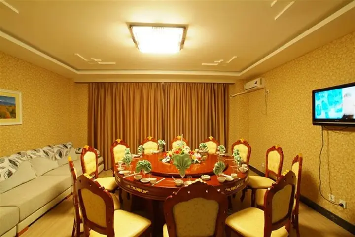 Байшань: Changbai Mountain Spring Holiday Hotel