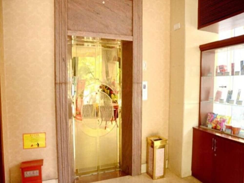 Чжэньцзян: GreenTree Inn  Zhenjiang Dashikou Express Hotel