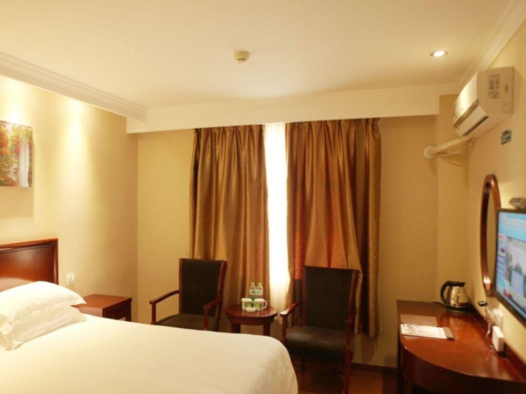 Чжэньцзян: GreenTree Inn Zhenjiang Gaotie Wanda Square Express Hotel