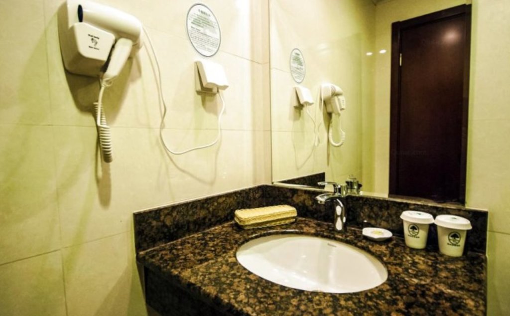 Циньхуандао: GreenTree Inn Qinhuangdao Peace Avenue Express Hotel